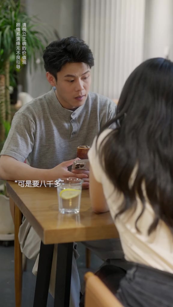 翻他手机发现他花上万给她买包,我却舍不得给娃买半年奶粉