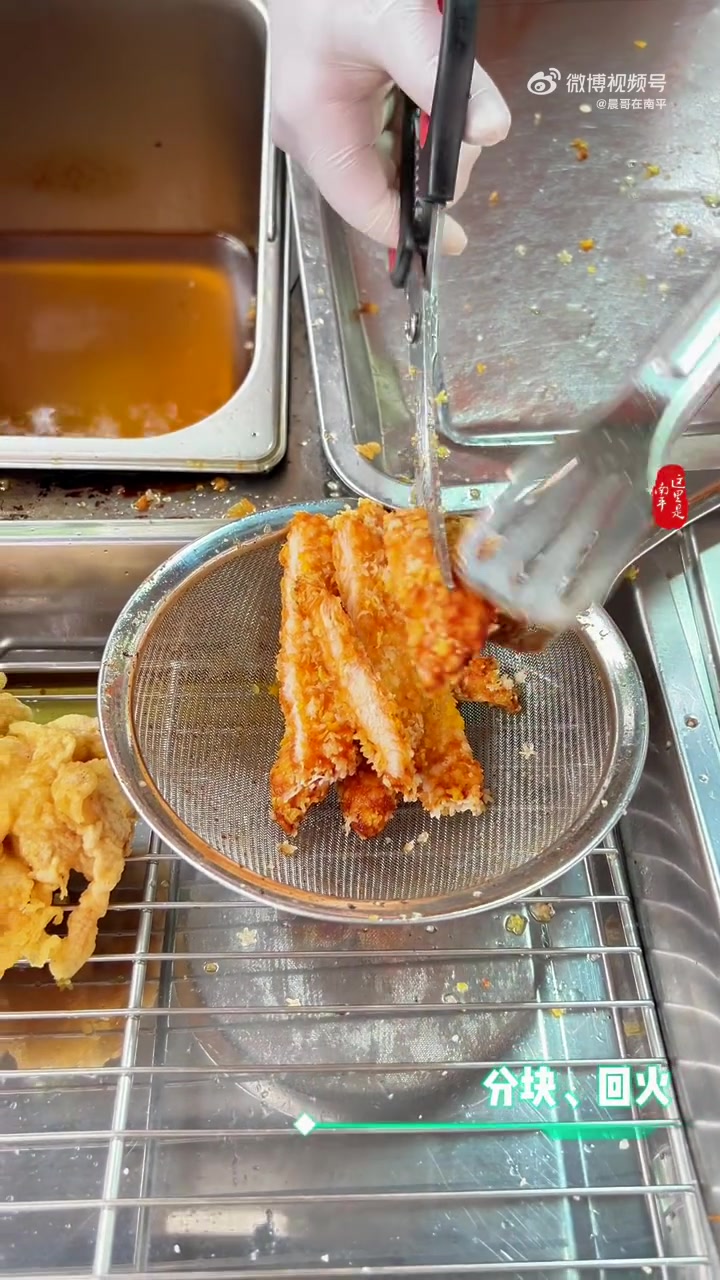 发现光泽街头小吃第一站,华府夜市街的炸鸡馍,食材新鲜料很足,吃货党集合啦!
