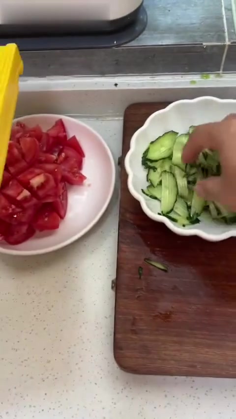 夏天的视频，让我拖到了冬天发。迟到的番茄鸡蛋凉面