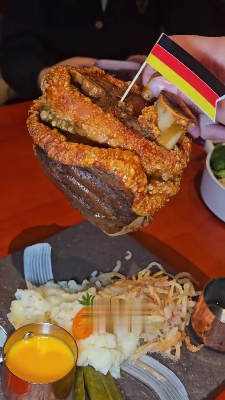 聚餐来这里!会冒火的猪肘!还能看球赛!