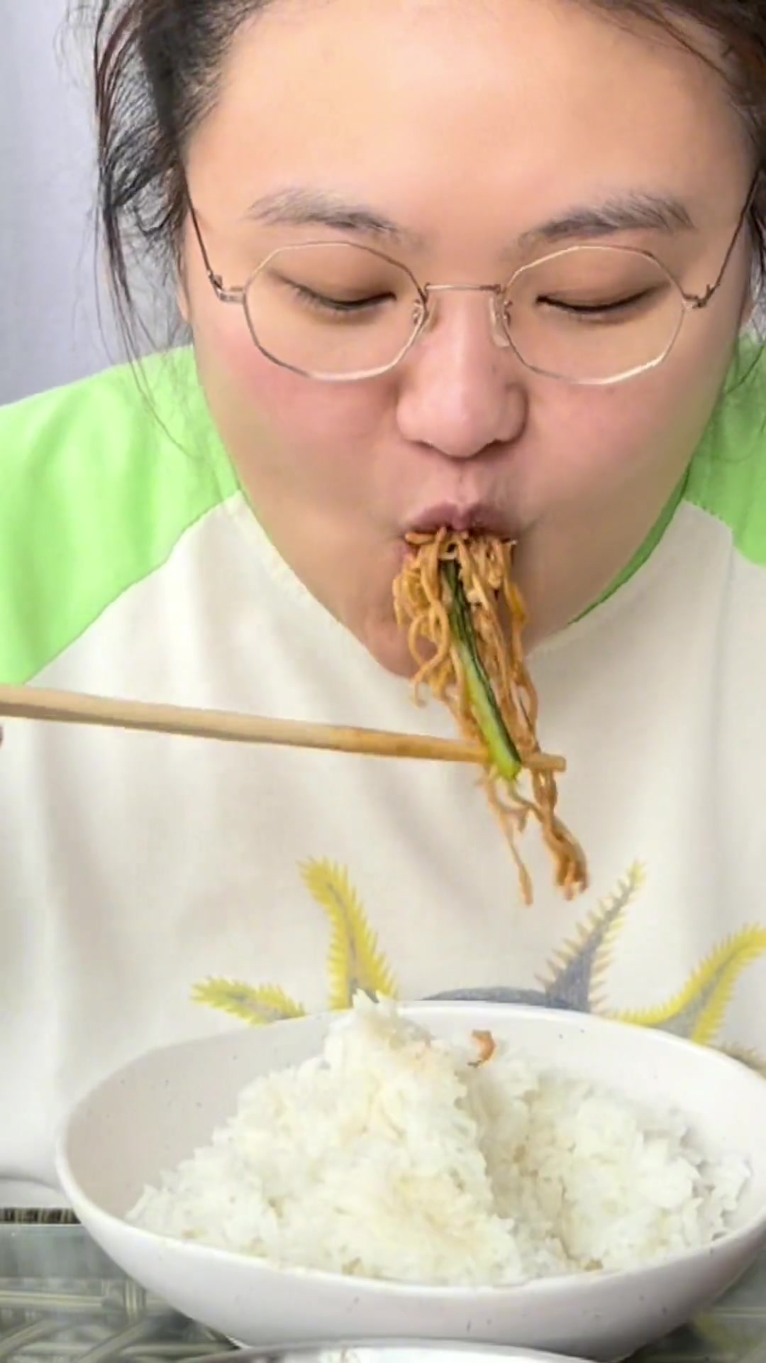 把水煮菜和低卡丸子什么的,放到空气炸锅里炸一会就会变得炒鸡好吃!