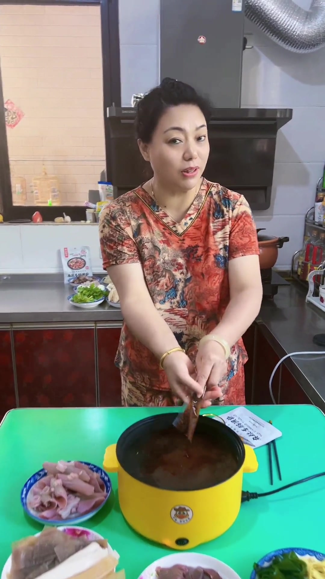 她姨他叔好,麻辣香锅底料一料百搭,能炒菜,能吃火锅,鸡鸭鱼肉都能组,经济实惠,需要的快安排