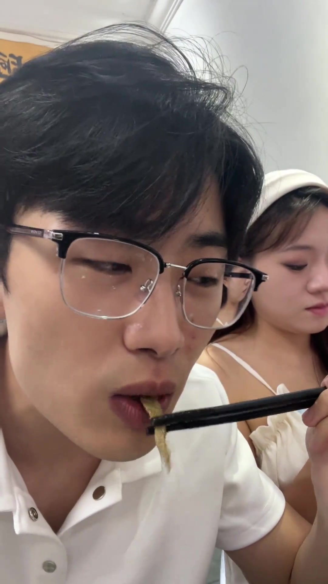 外地人品尝贵州牛瘪火锅,体验牛瘪汤与拌饭独特风味