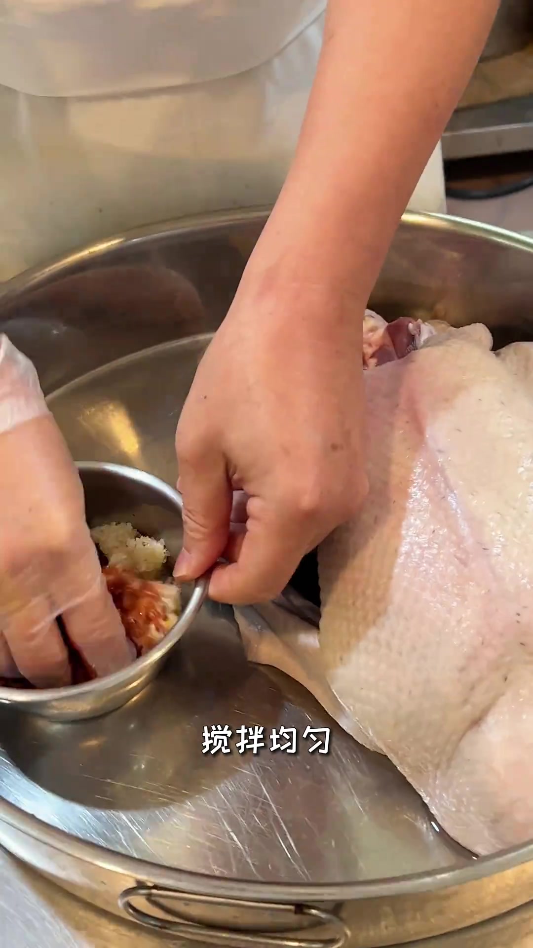 老一辈教的传统经典菜式《香芋甑鹅》,冬天来了该暖暖胃~