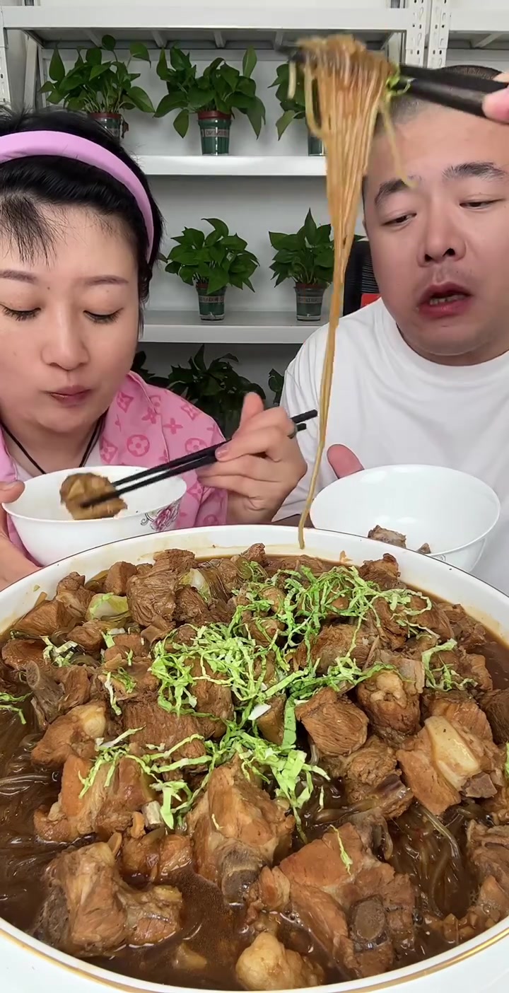 排骨白菜炖粉条出锅,香迷糊啦!没炒糖色但巨好吃!