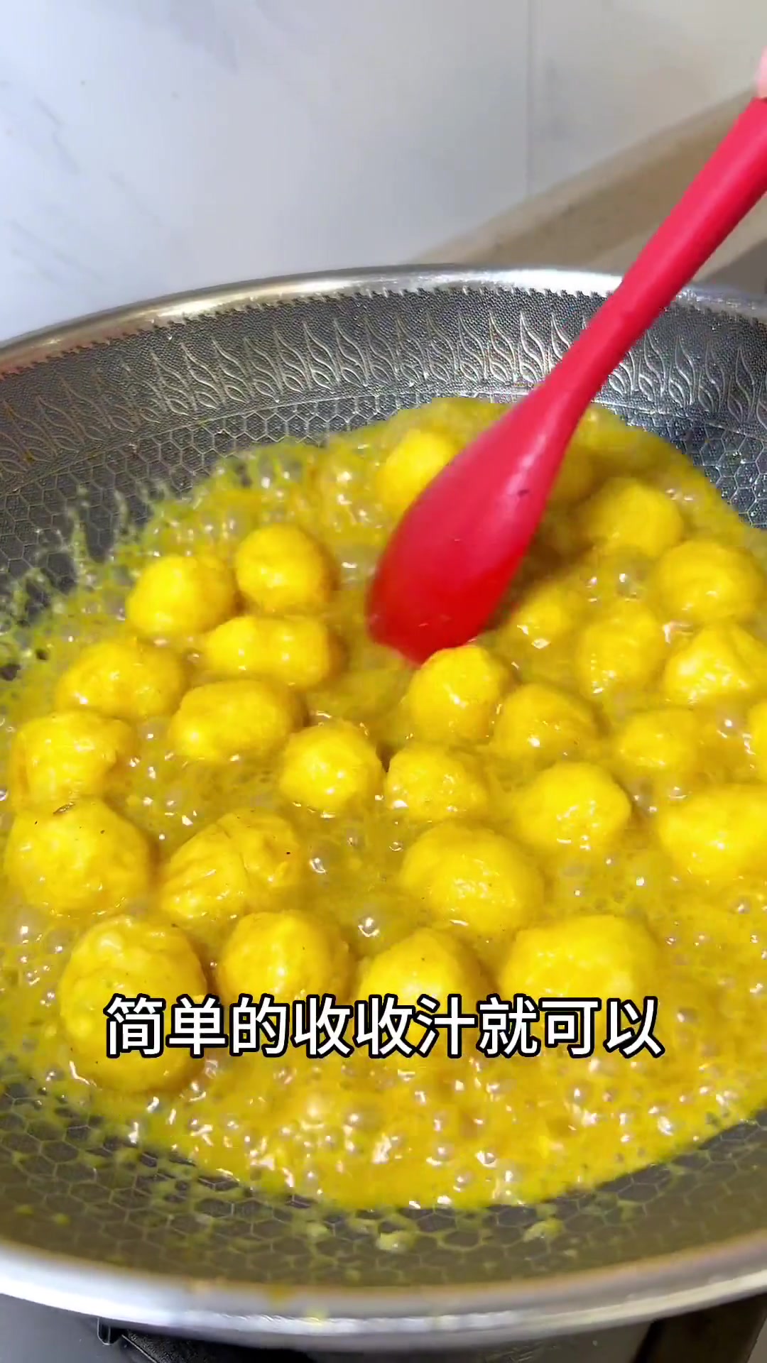 港式咖喱鱼蛋，火爆香港街头的小吃，浓稠的酱汁，怎么吃都不腻，在家做也非常方便哦