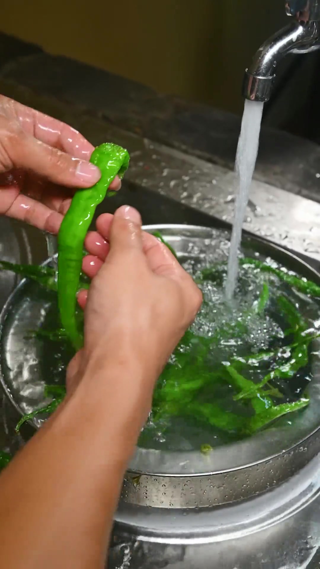 水煮辣椒,估计很多人没吃过,来,上教程