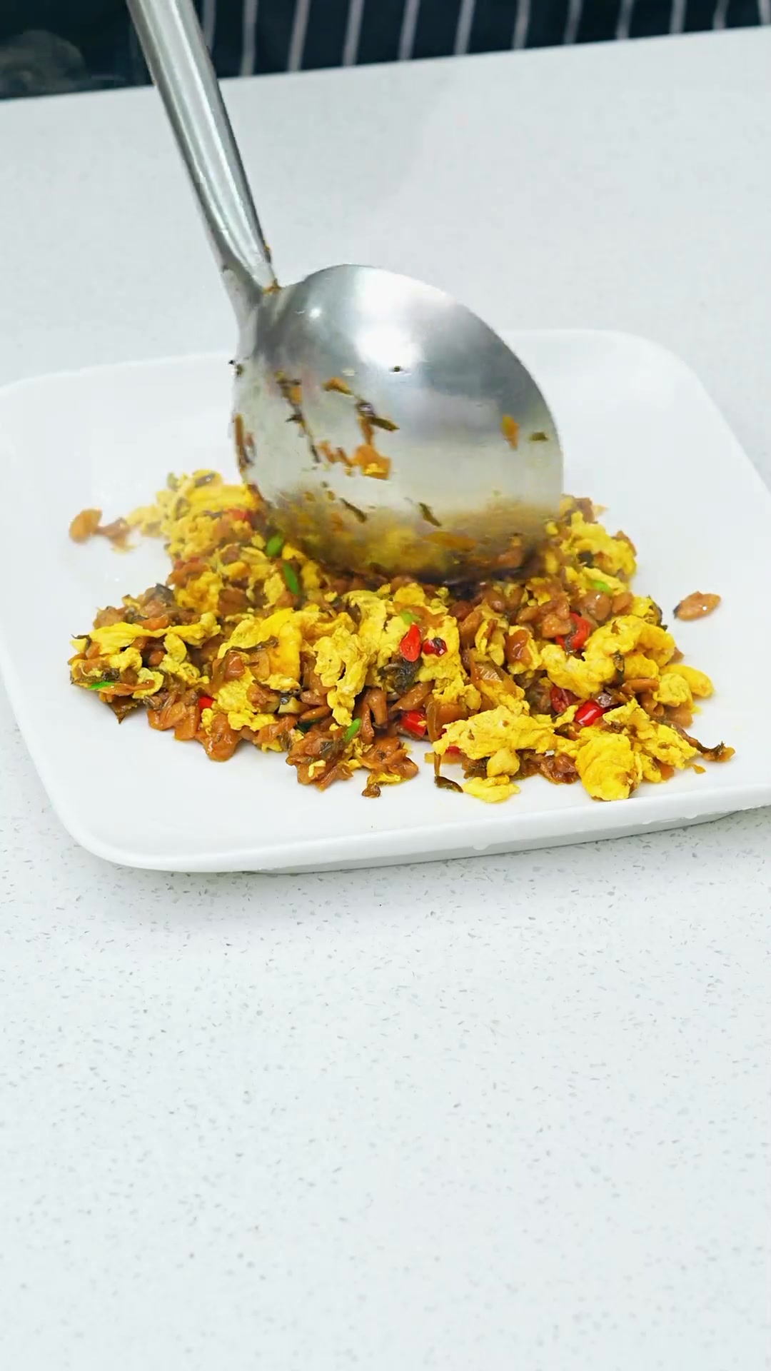 不知道吃什么的时候,就来上这样一道简单又下饭的外婆菜炒鸡蛋吧