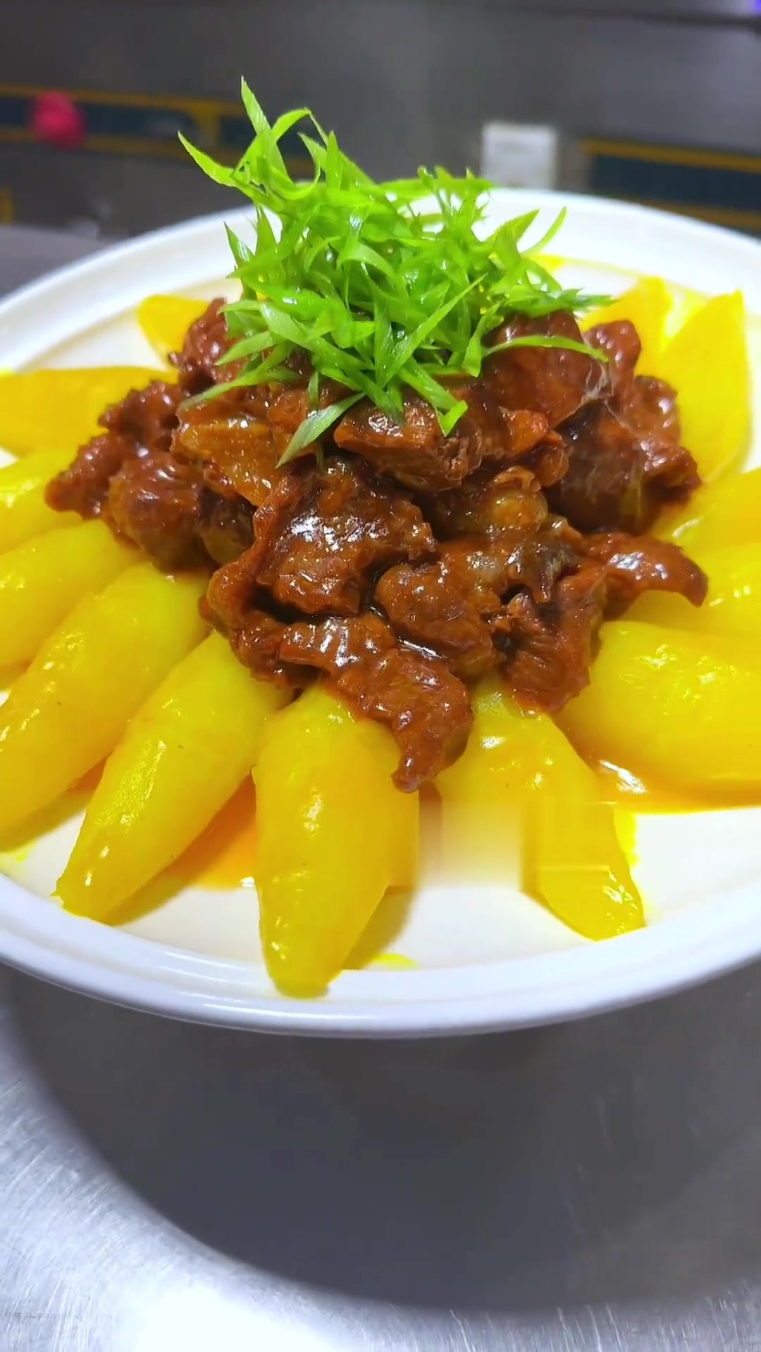 牛腩酱比例：叉烧酱200克排骨酱200克沙茶酱100克海鲜酱100克蚝油150克南乳汁15