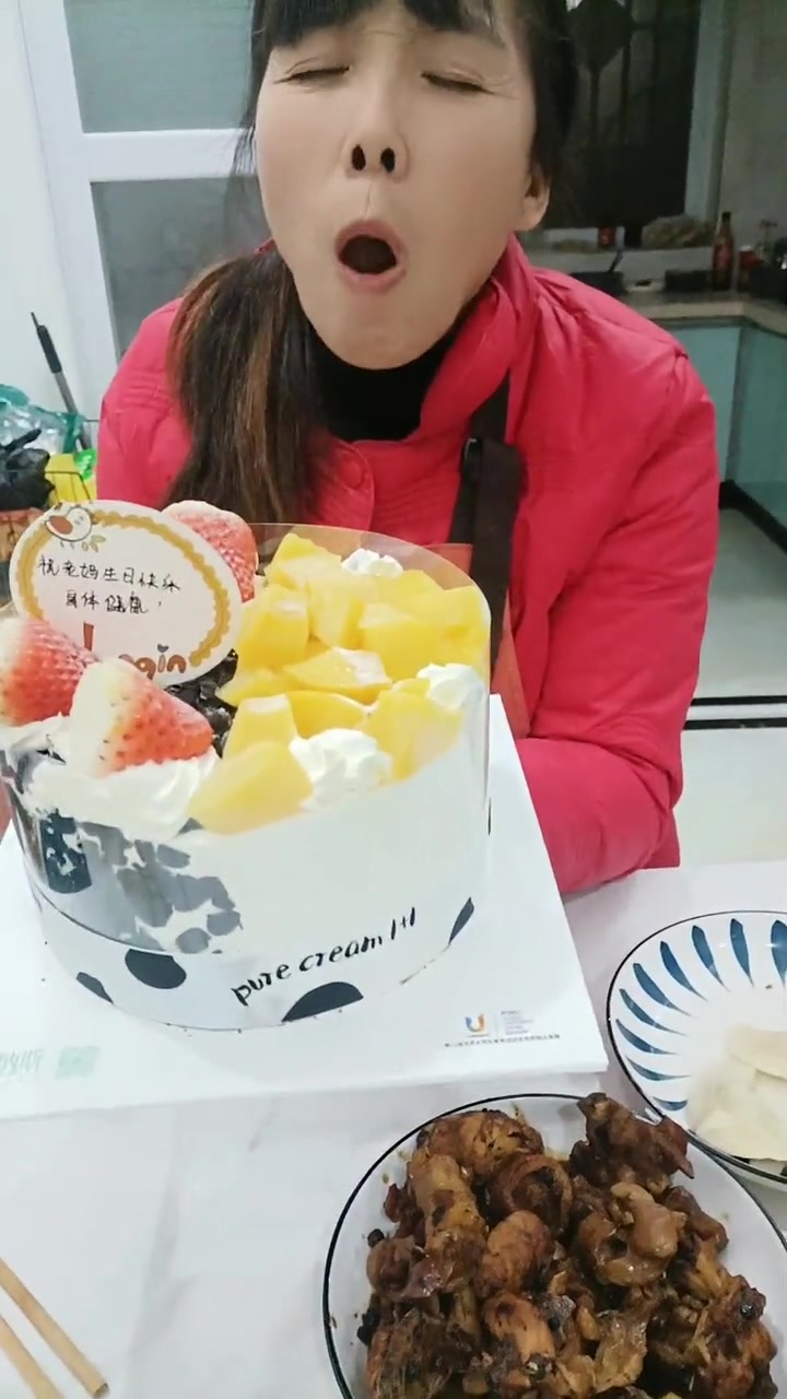妈妈过生日买的蛋糕,这水果看着像啥?味道超赞!