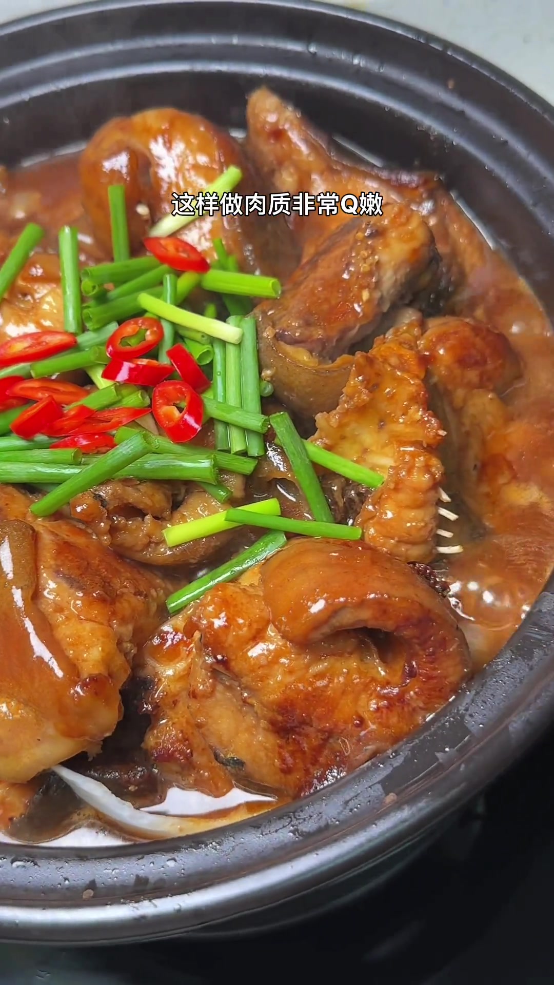 鲶鱼煎好再下去砂锅煲,小时候的经常吃的,现在很少吃了