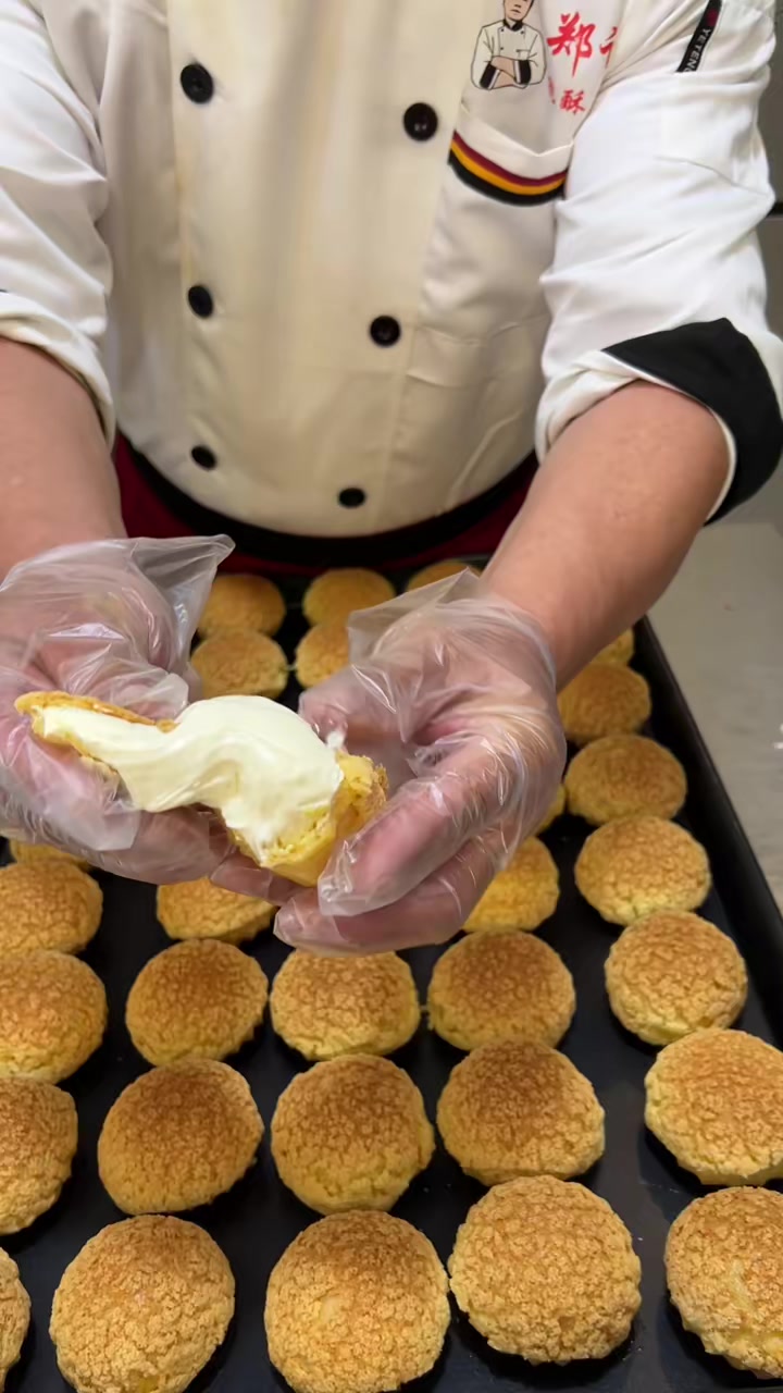 菠萝脆皮泡芙，一款非常适合夏天吃的美食，大家赶紧动手制作吧