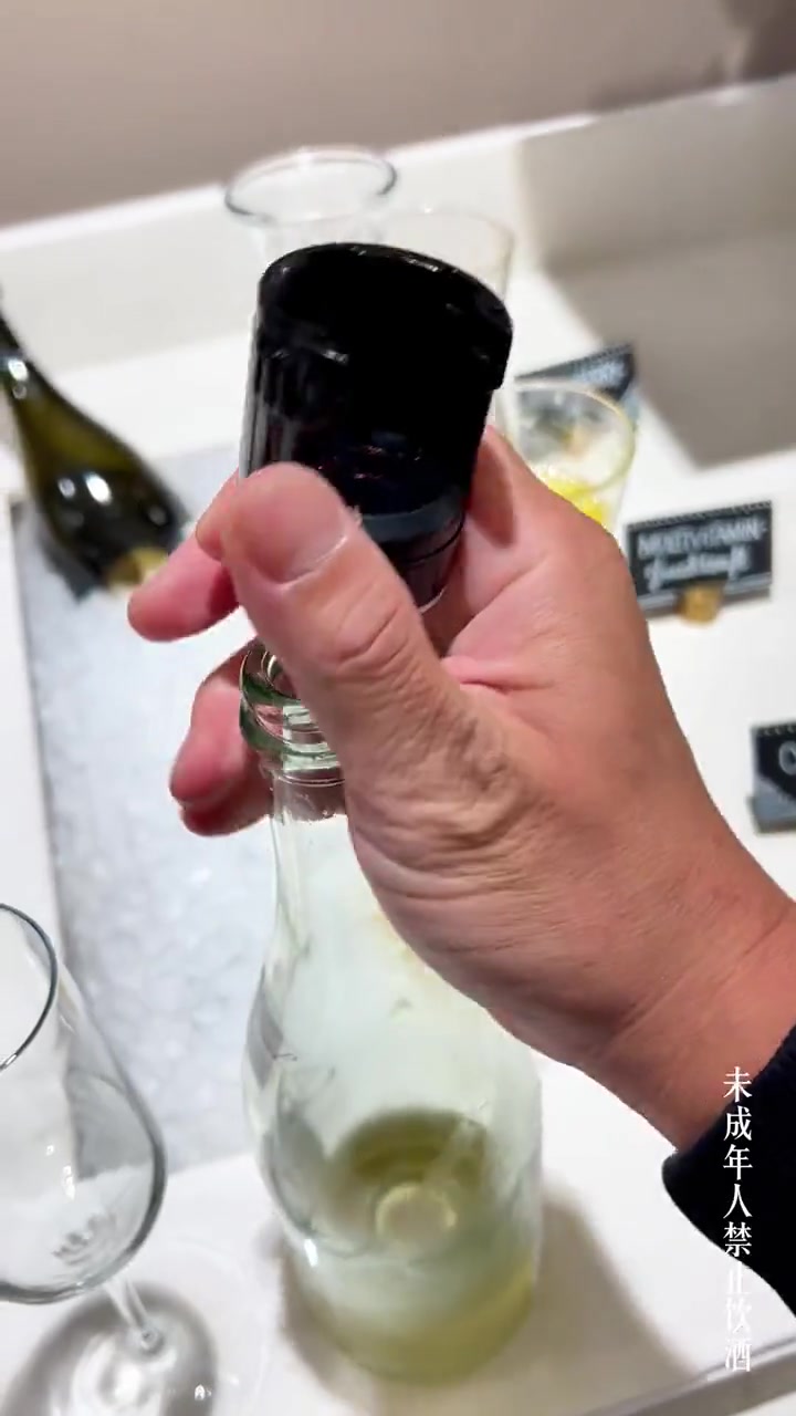 在瑞士的小酒店吃早饭,竟然可以喝到红白葡萄酒!我怎么会放过?