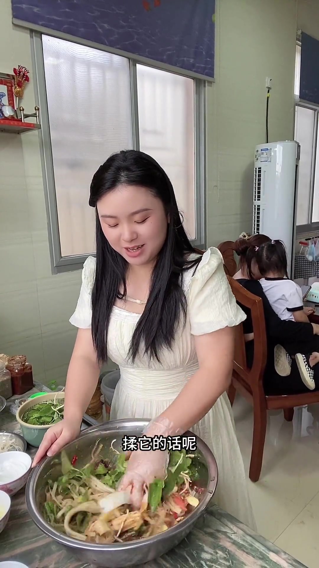 我也有姐妹一起吃拌菜了太爽了姐妹，大号早发了，小号也不放过又来niang一波，正宗芒海拌菜