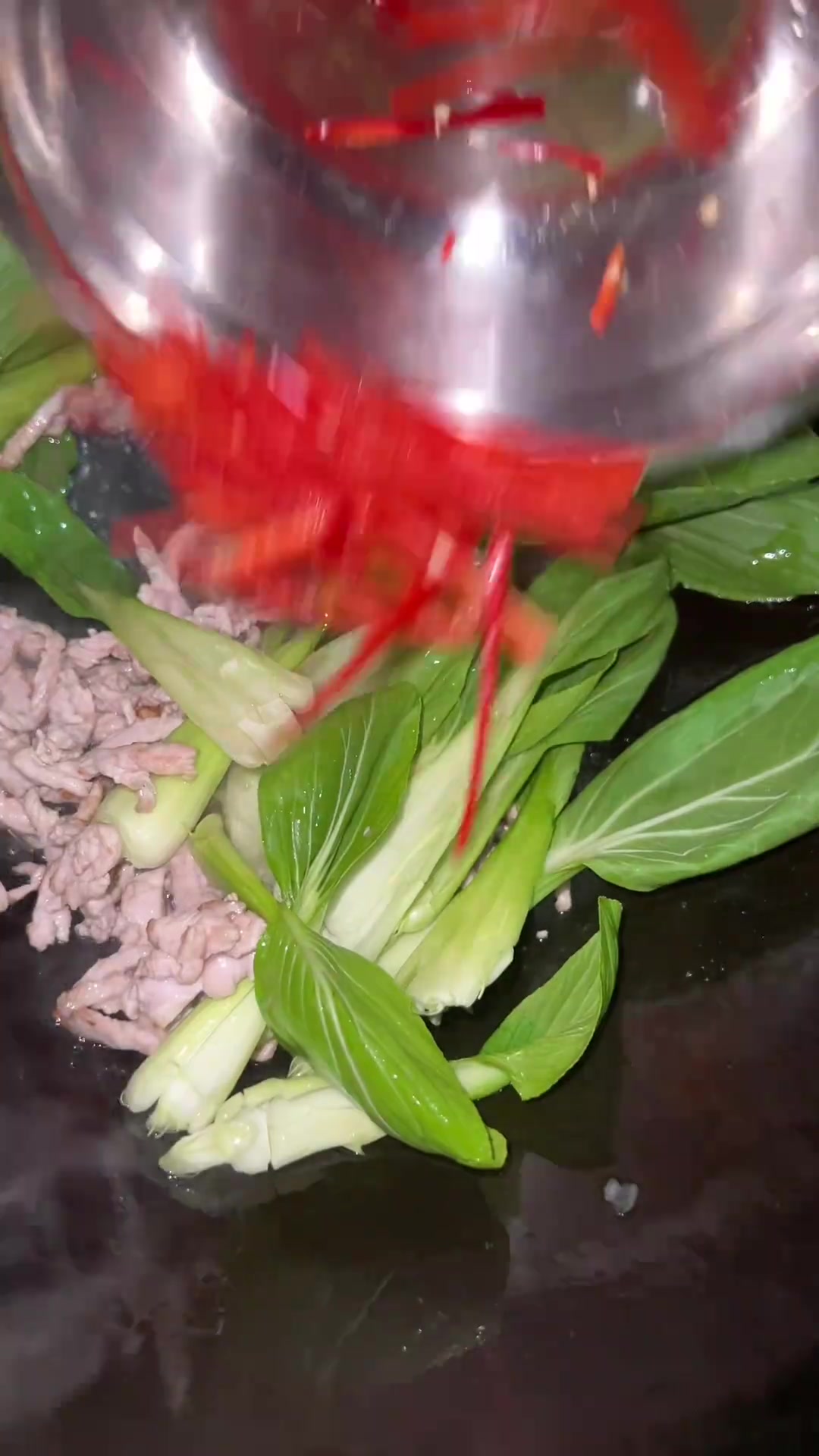 炒粉配上火腿肠加荷包蛋,舒坦