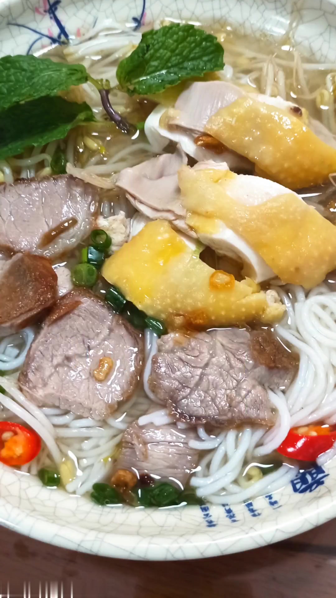 越南鸡肉粉好吃的汤底是怎么熬制的?如何正确的处理熬汤的鸡,汤底才清,鲜,味美