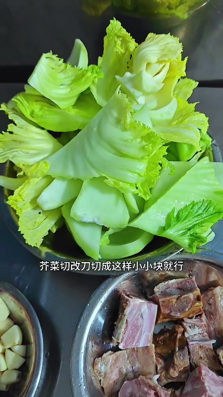 包芥菜除了来腌制咸菜，还有就是来煲咸骨了