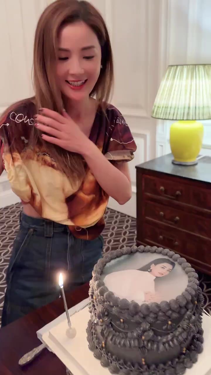 收到生日蛋糕，我的表情包实在太好笑，多谢大家百忙之中帮我过生日！