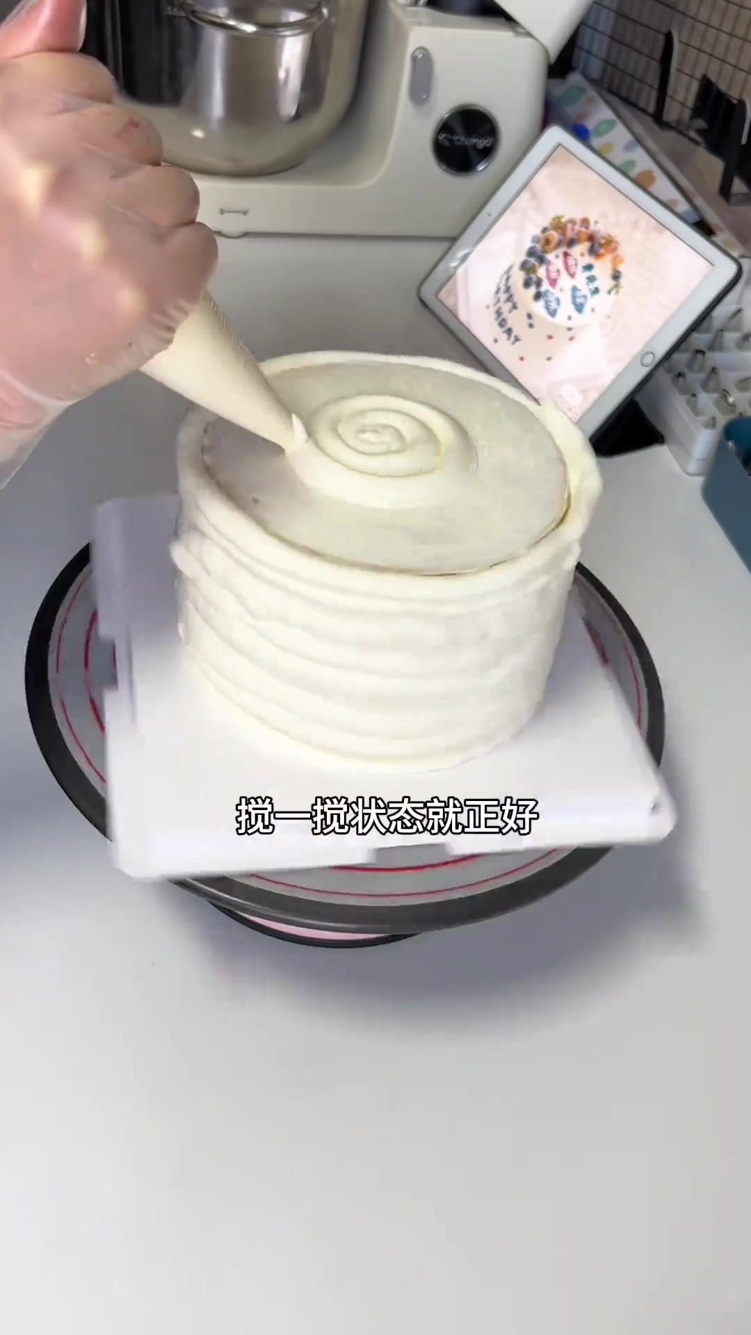 姐妹们，今天是糖牌祝福语生日蛋糕，做法不难，翻糖用的模具，是大部分老婆会给老公定的款