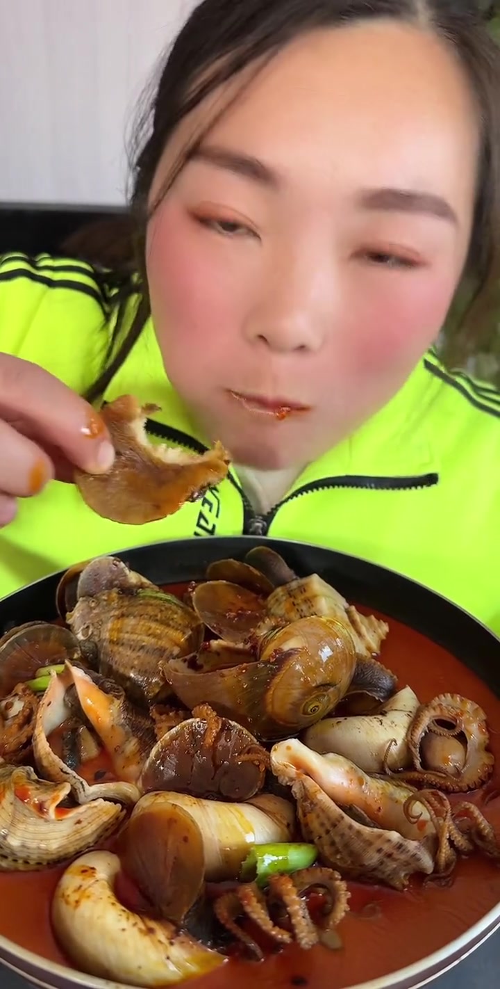 大毛鱼多，带咱吃点鱼红配小料汁！