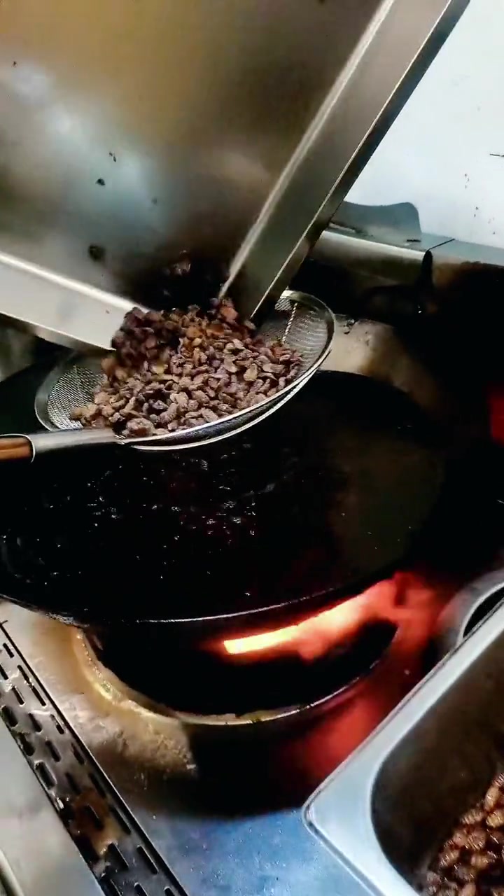 今晚教做美食!蚕蛹搭配大蒜芹菜花椒辣子