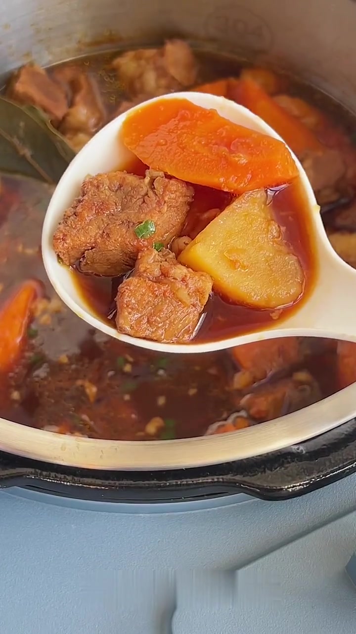 软烂入味！番茄土豆炖牛腩！一整个香住了！秋日必做的大菜必须是这道番茄土豆炖牛腩，牛肉软烂入