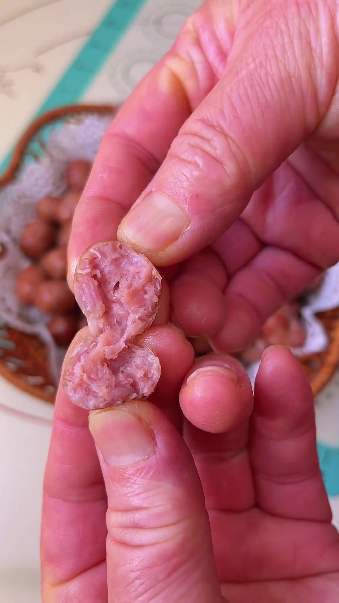 一口一个肉枣肠，皮脆肉嫩，自己在家做，别在外面买了