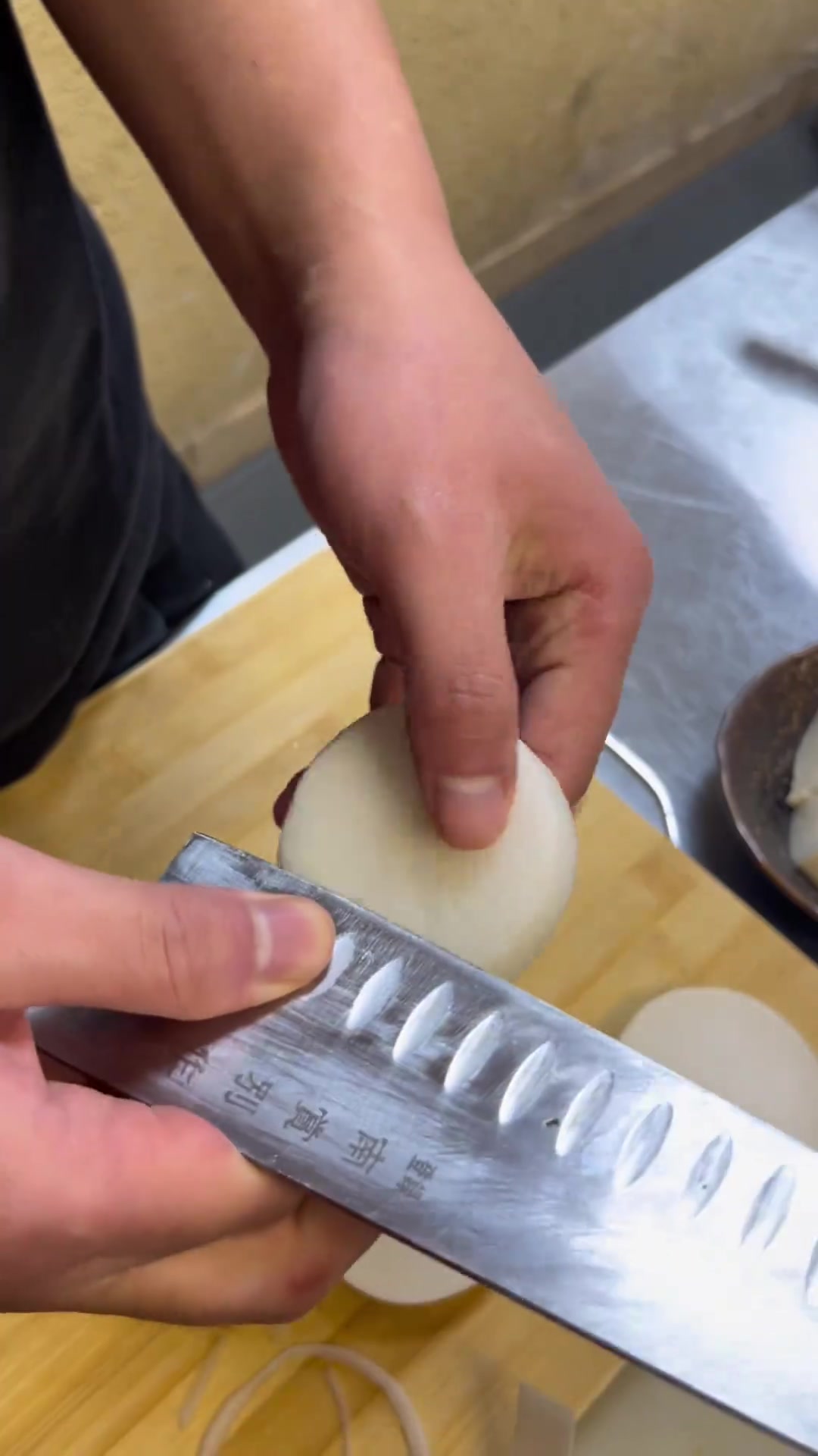 那天谁和我要关东煮来着,他来了他来了,迈着坚定的步伐走来了