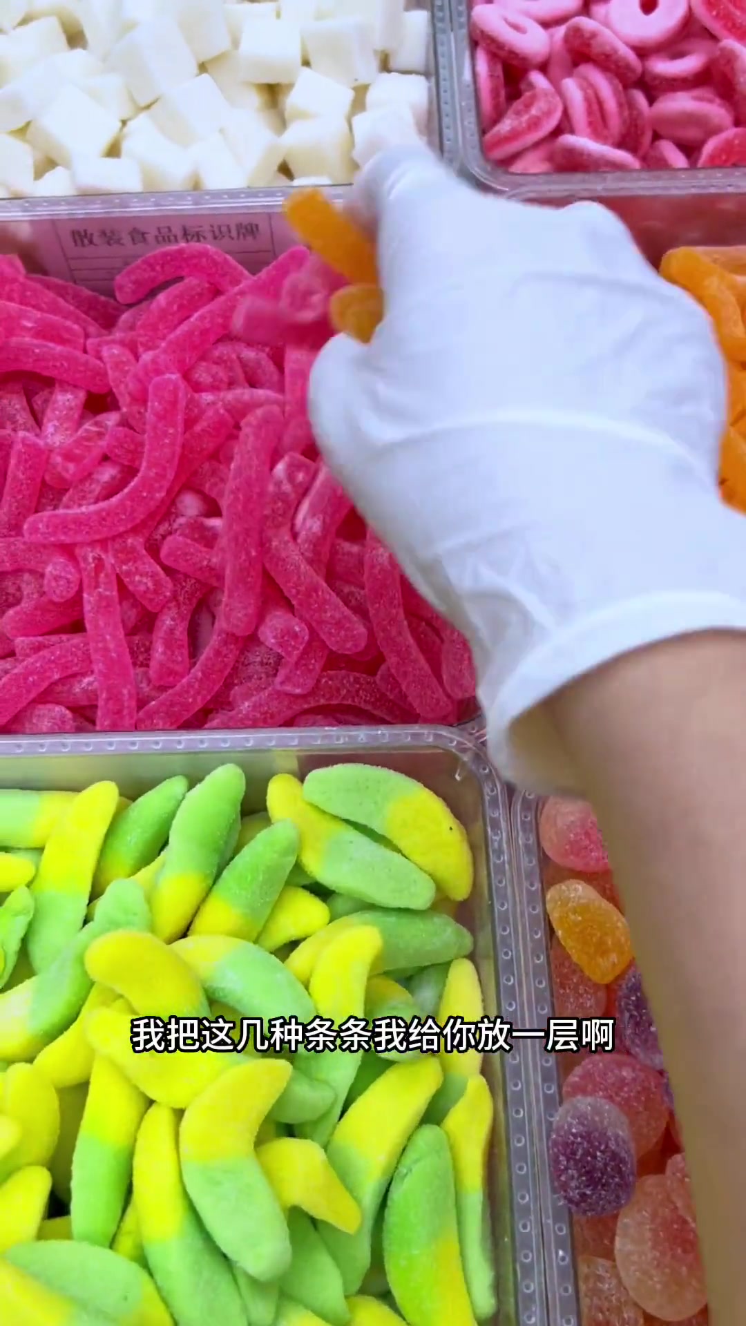 顾客让装最酸咬子酸鸭粉，还要铺一层酸鸭豆