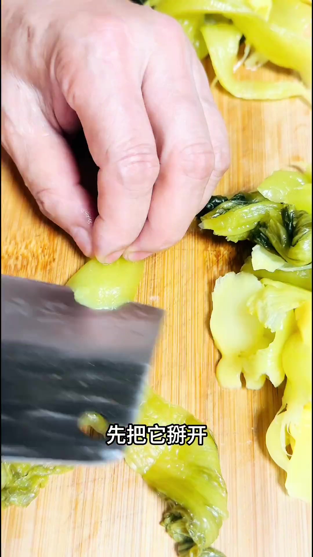 酸菜鲈鱼没有刺吃起来更方便如果喜欢辣的朋友可放点野山椒