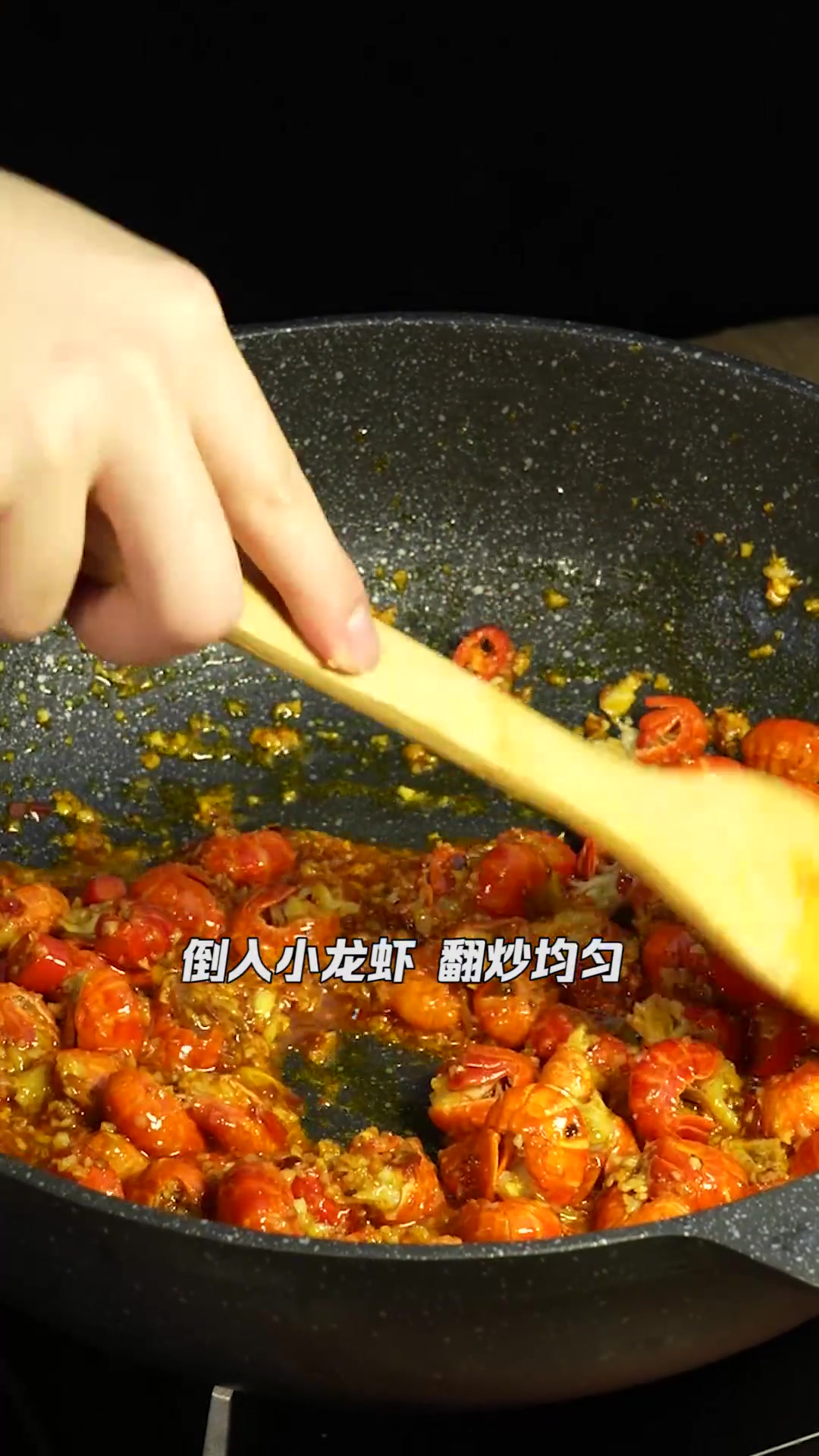 夏日夜宵超受欢迎的小龙虾盖浇面,深夜美食的快乐你值得拥有!