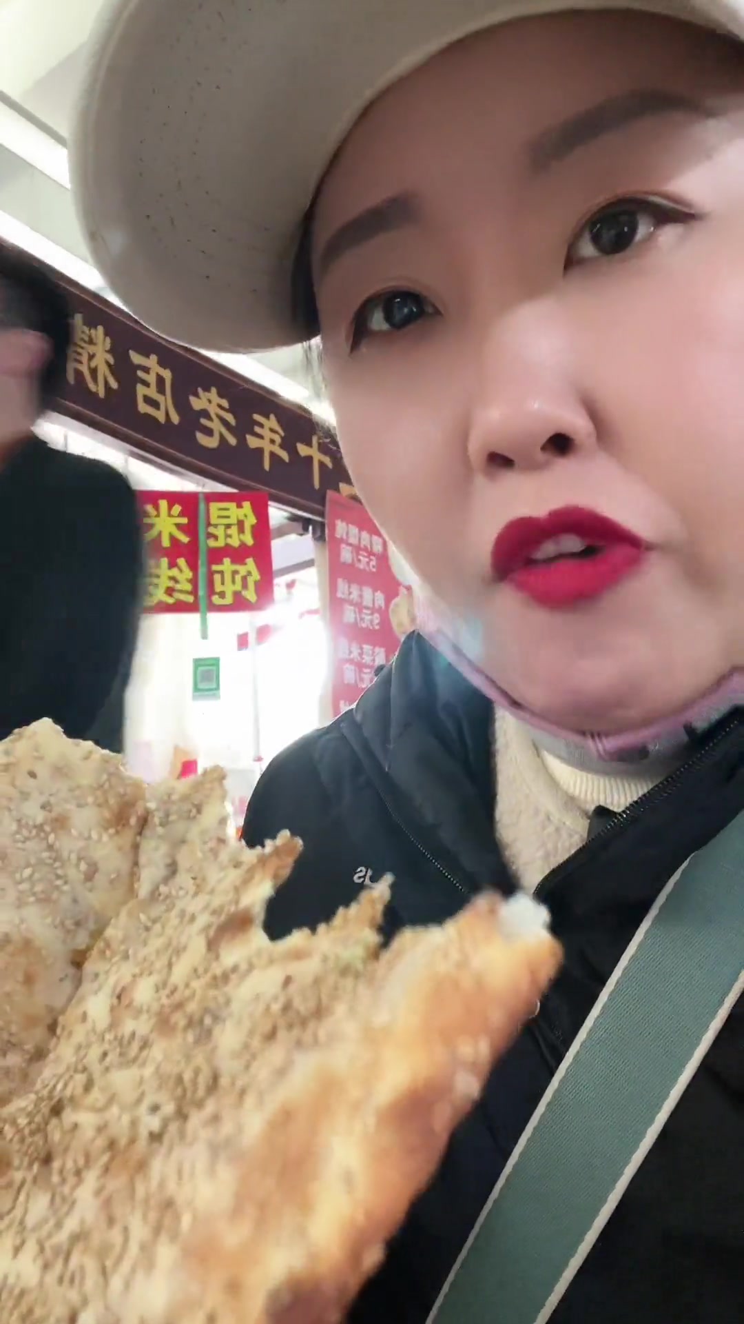 淄博周村烧饼3块钱一个，现烤有肉馅，非遗早餐饼快尝