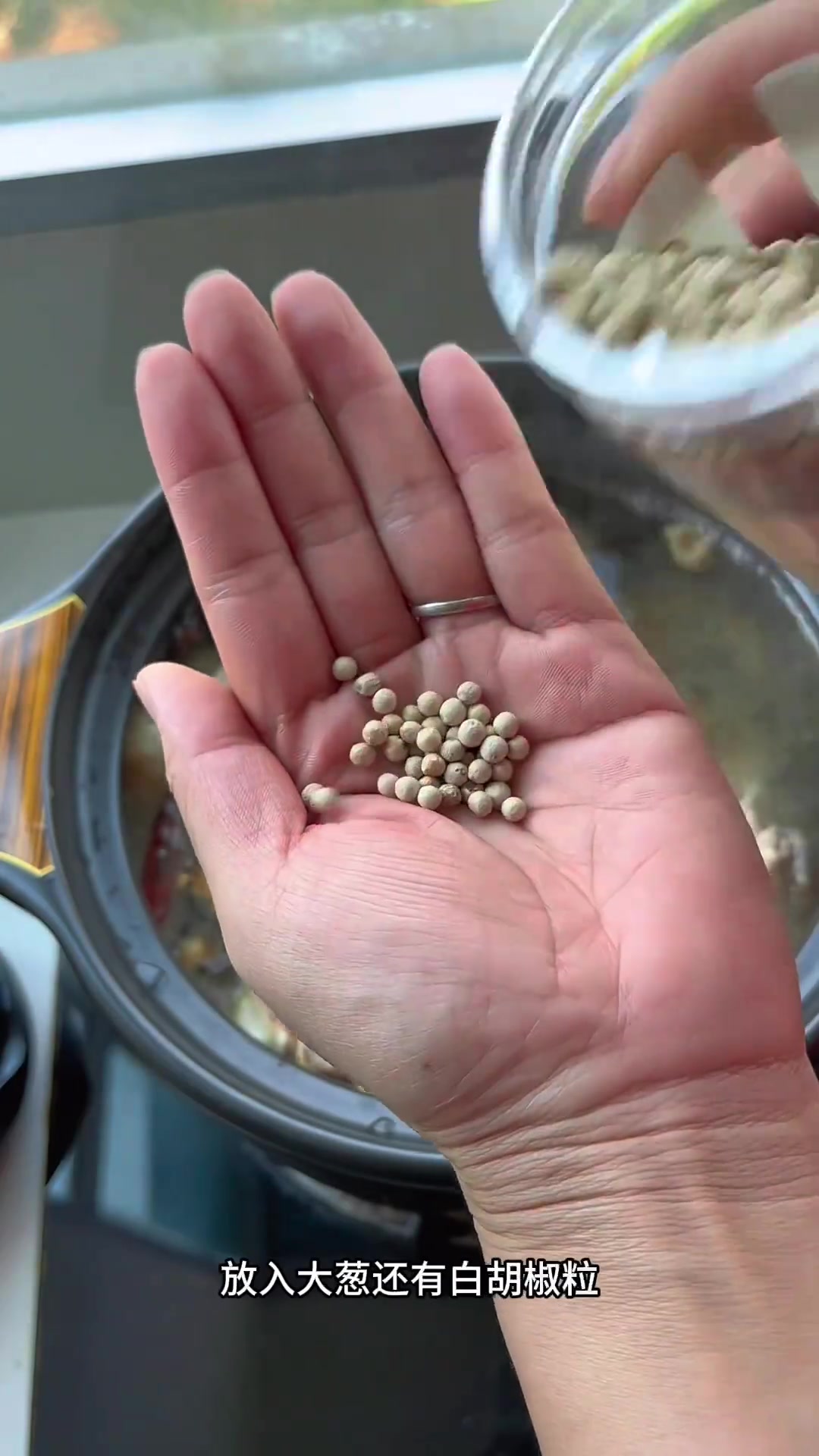 秋冬季最受欢迎的羊肉萝卜汤，是一个温补汤，喝这个汤要搭配火烧馍，喝上一碗热乎乎的，全身都暖