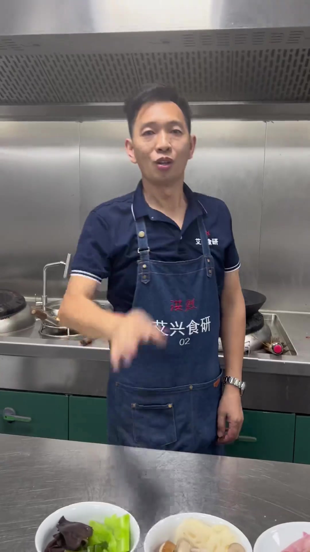 来重庆必吃的江湖菜毛血旺制作流程