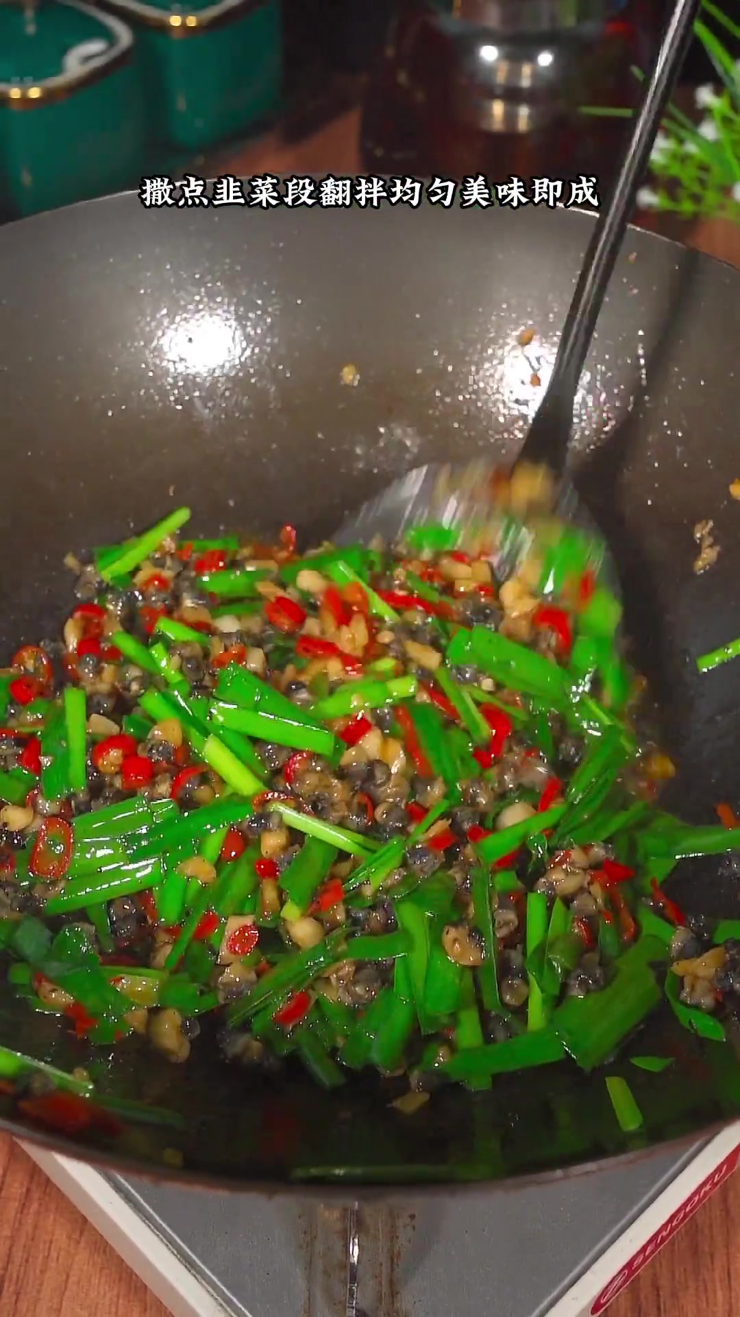 最怀念的就是小时候下塘去摸田螺,拿回家让妈妈做一道韭菜炒田螺肉,太香了