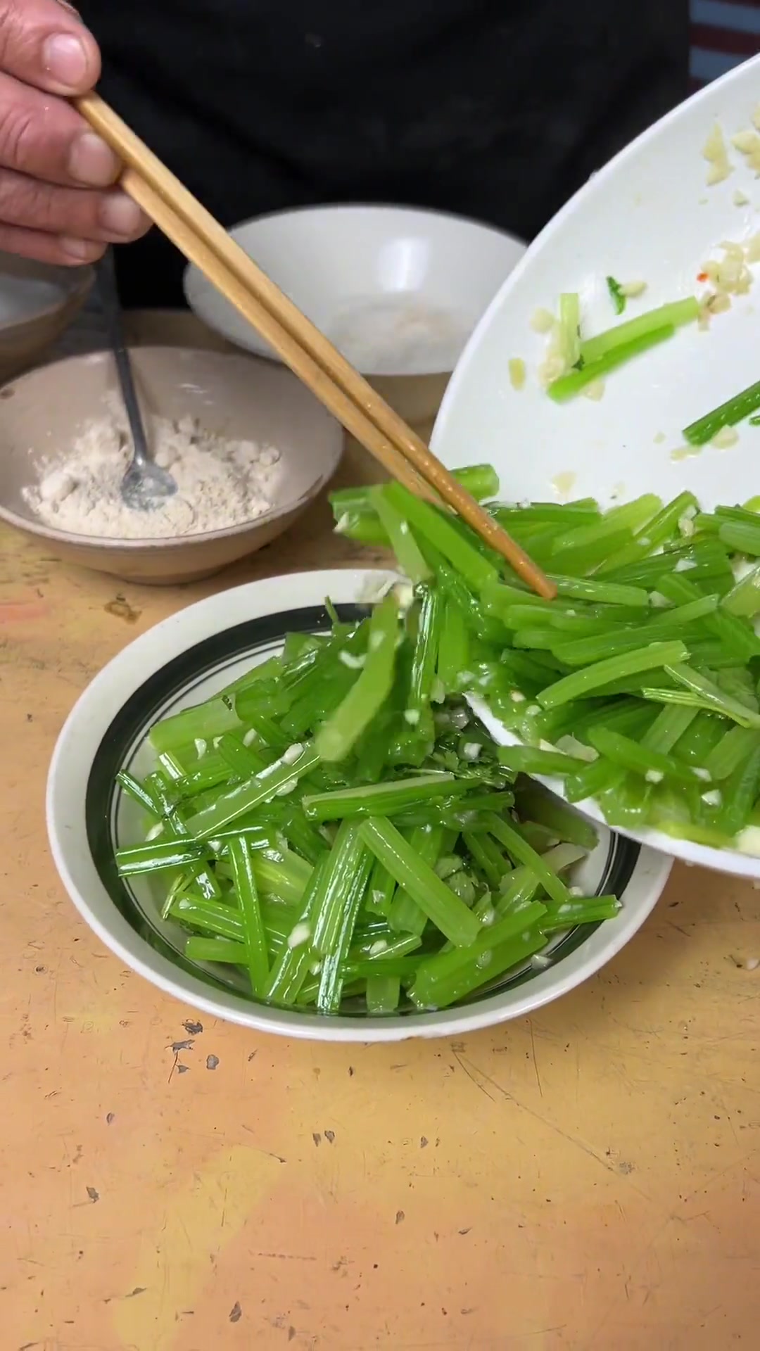 今天做一道海米呛芹菜，芹菜即可炒着吃，又可以凉拌