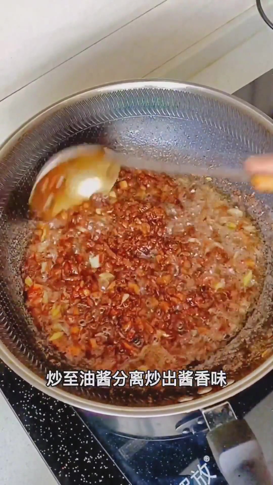 在家做炸酱面，酱香四溢，简单又美味