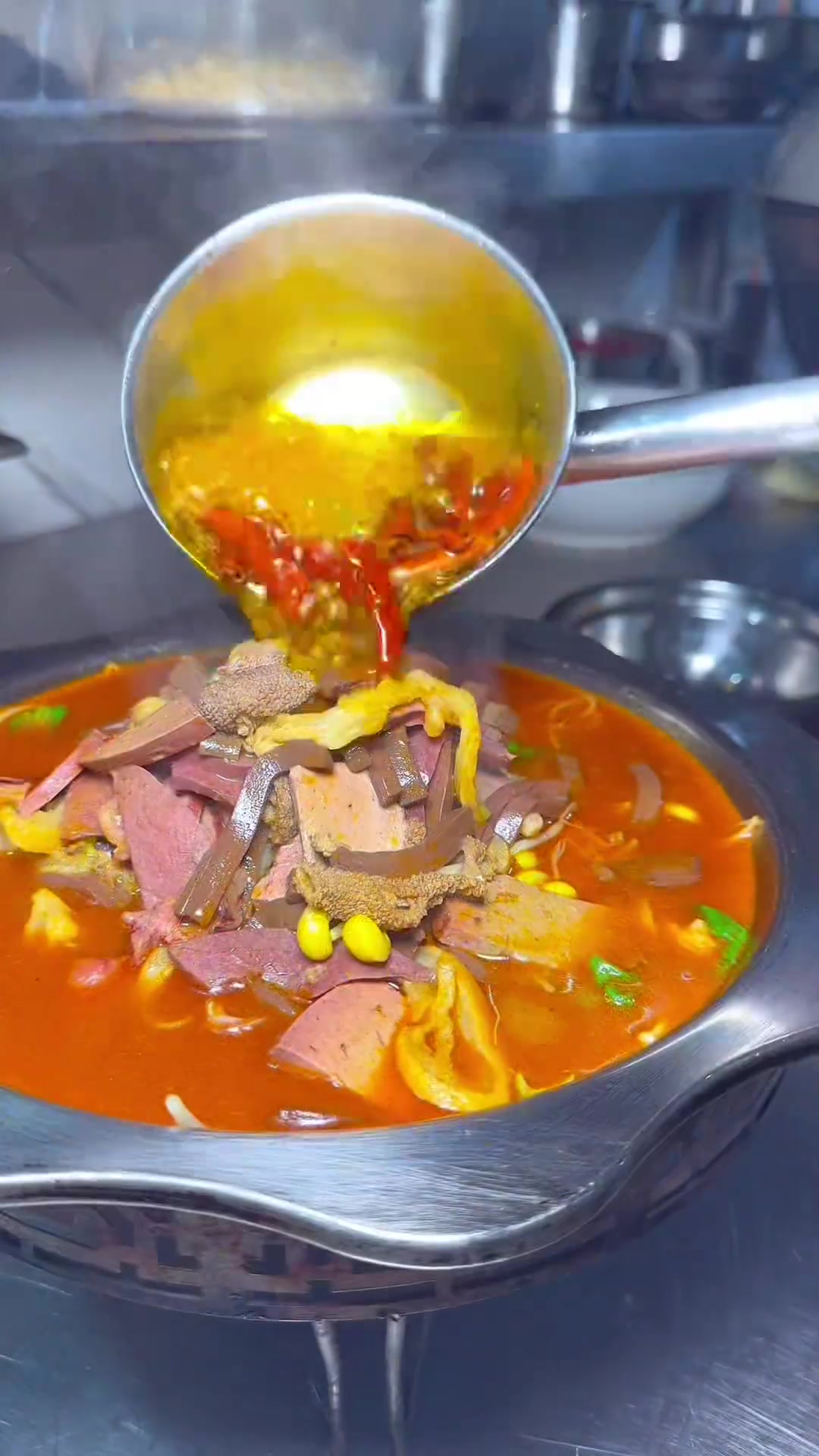四川冬至必吃的羊肉汤、三款颜色三款口味。红汤麻辣/金汤酸辣/原味白汤/款款经典口味、根本吃