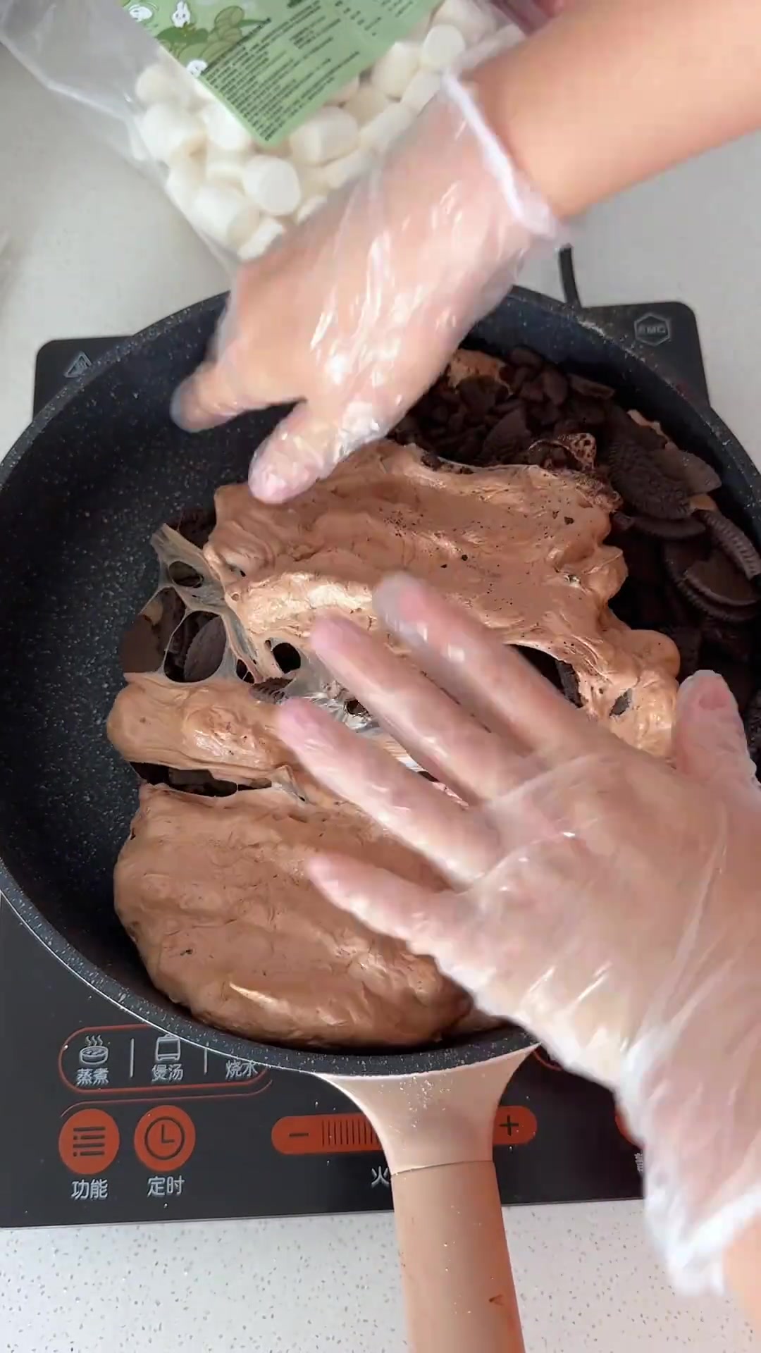 今天说一下生巧奥利奥雪花酥,棉花糖跟我用一样的,状态掌握好,这个配方做出来的雪花酥放个10