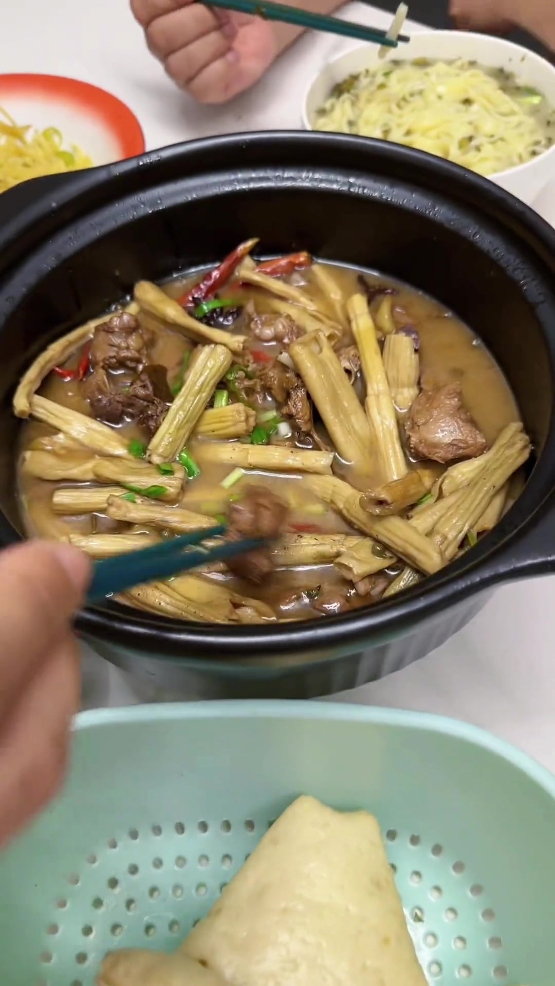 咸菜面条超好吃，鸭子竹笋也香，快来试试！