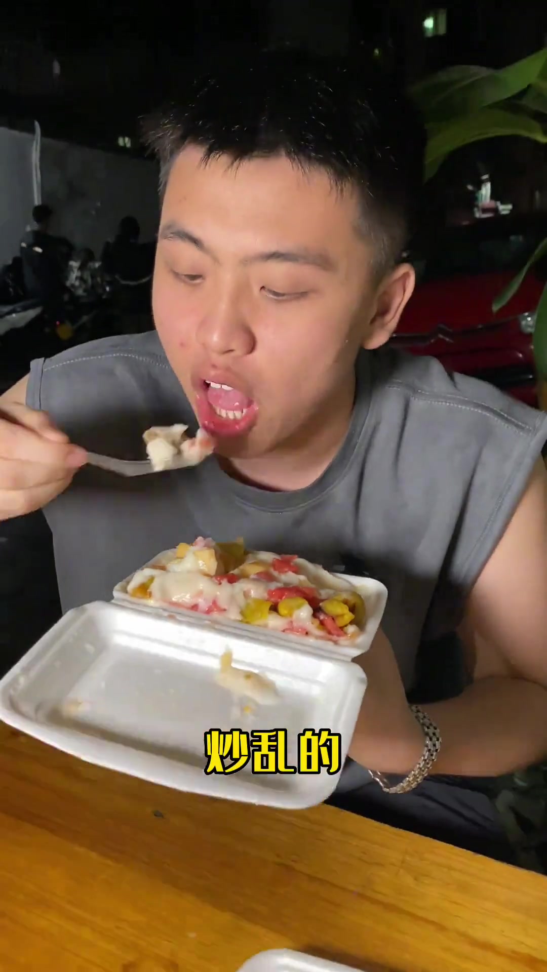 一家开了二十年的炒冰台风天人还这么多