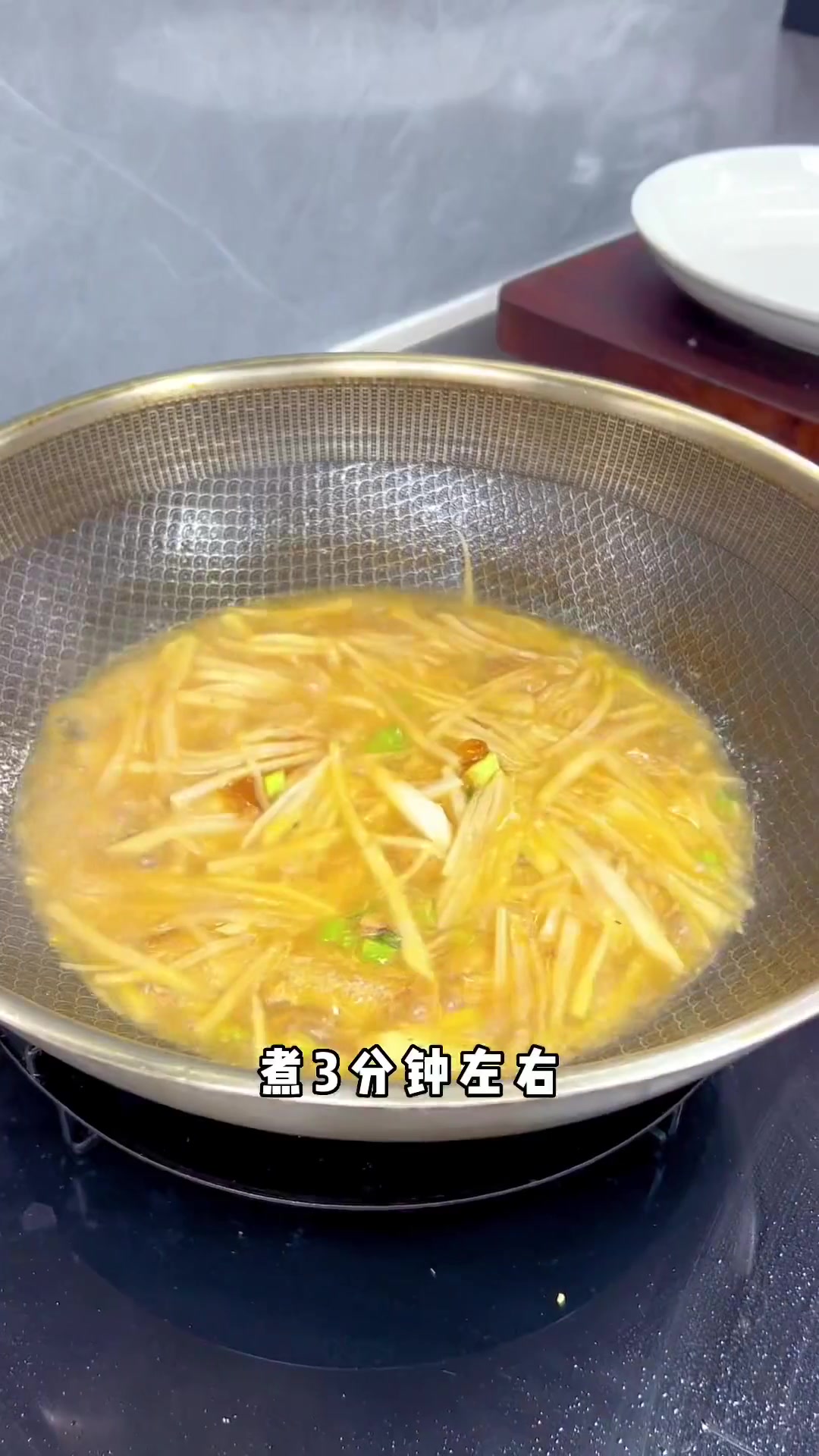 带鱼烧萝卜,带鱼搭配萝卜丝鲜美又好吃,你们喜欢怎么烧带鱼呢?
