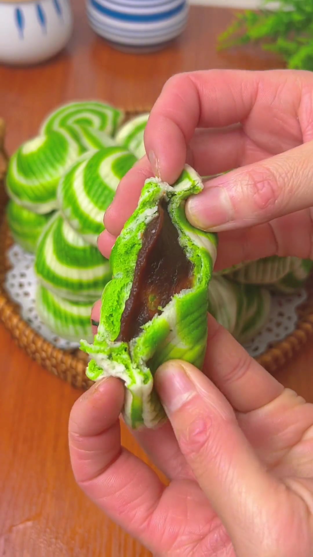 如果家里孩子不爱吃蔬菜，你就给孩子做这个菠菜豆沙贝壳包，好看又好吃