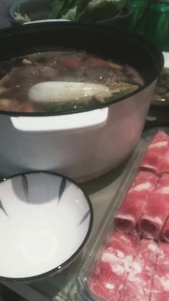 我要睡觉了，非要把我拉起来吃火锅，想让我长肉的节奏