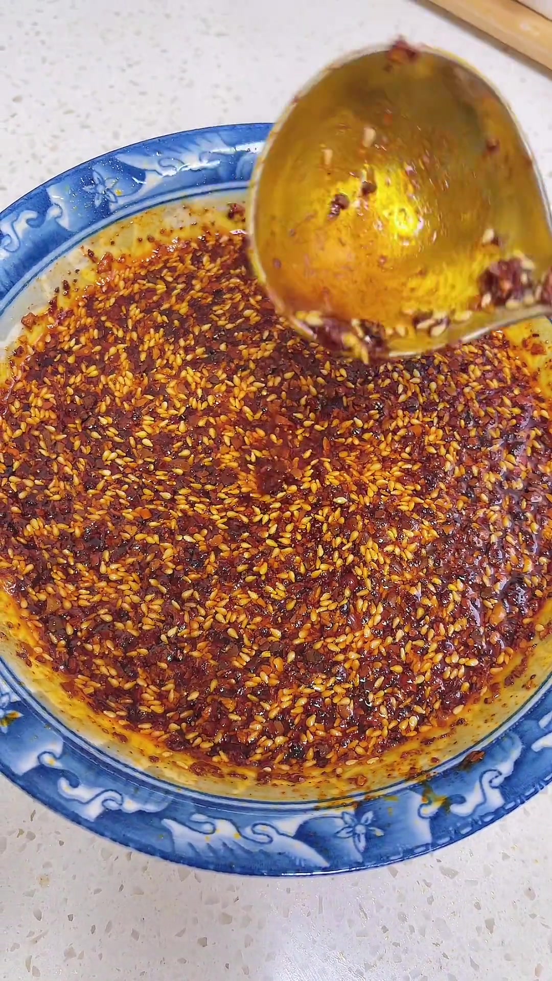 油泼辣子还是自己做的好吃，陕西油泼辣子要用菜籽油，不用给油里放香料葱头啥的。大家可以试试，