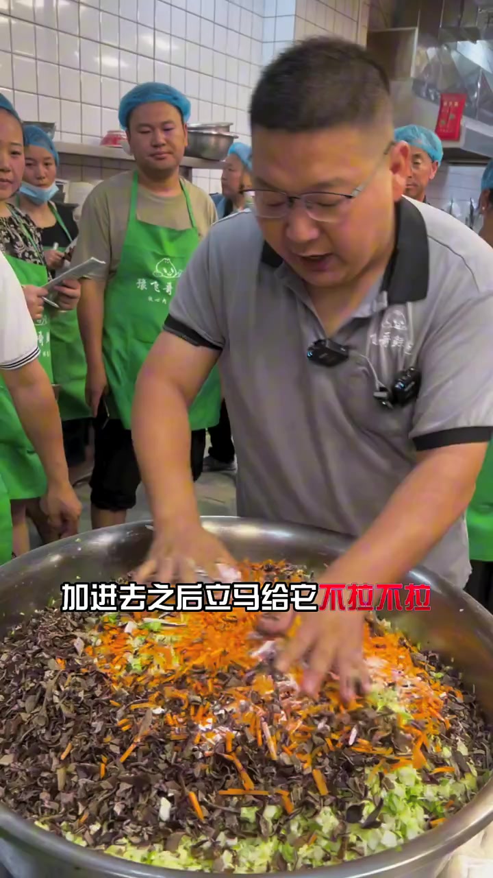 蒸熟后青绿不发黄的香菇包菜包,干货满满,反复看也能做