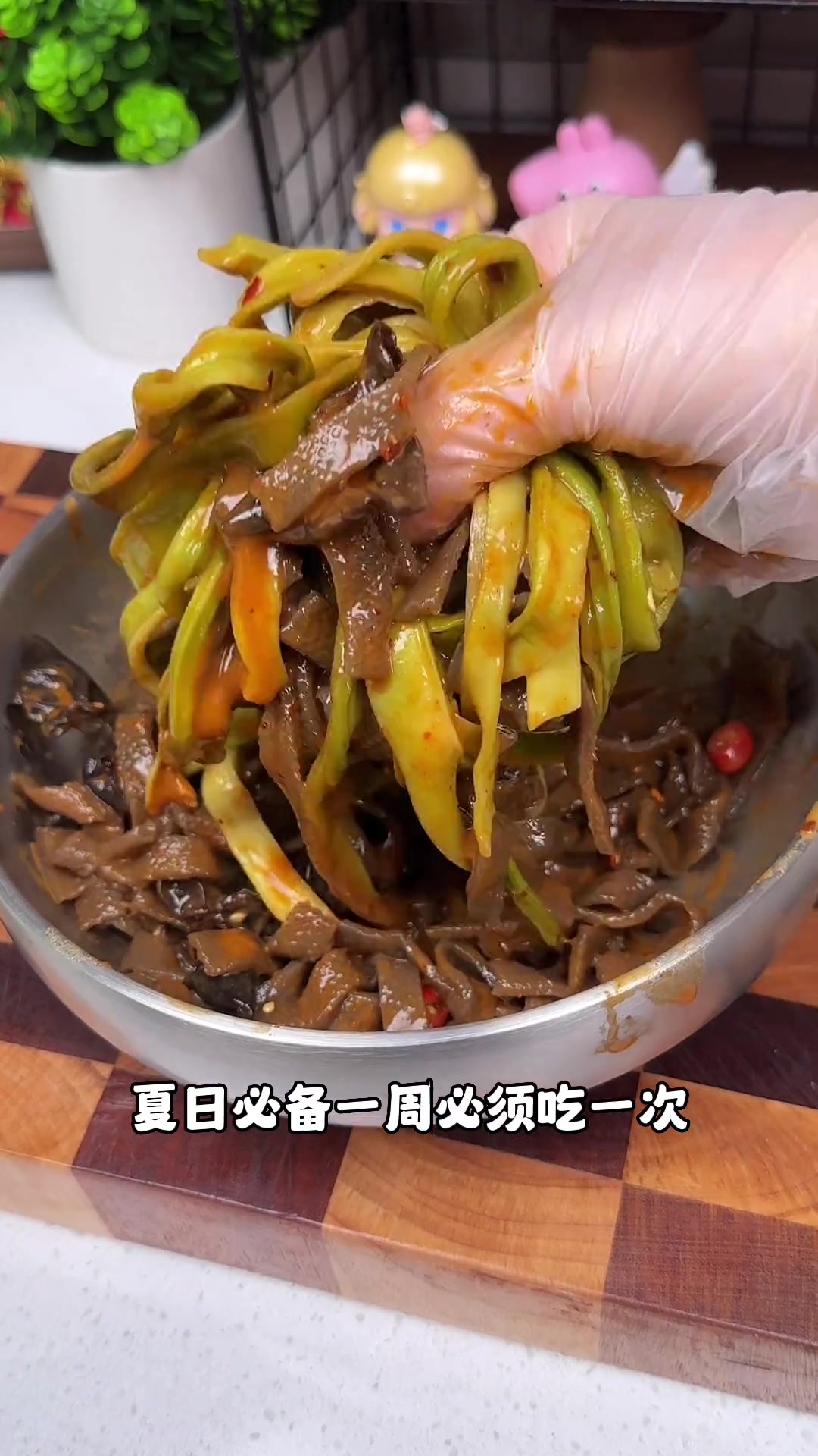 夏日必备的减脂凉拌菜~口感嘎嘣脆酸辣爽口，这一盆没啥热量但是超满足！