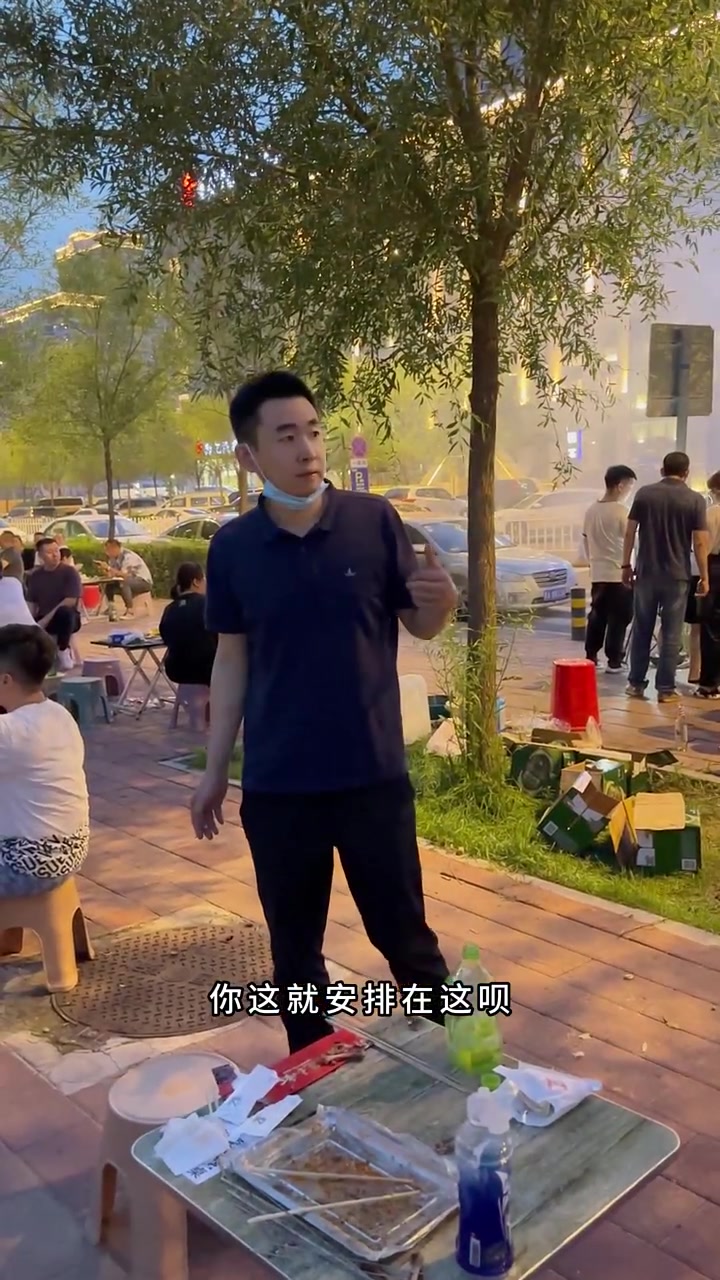 提前过生日，路边摊吃烤串经常去，路边KTV还是第一次，哈哈哈