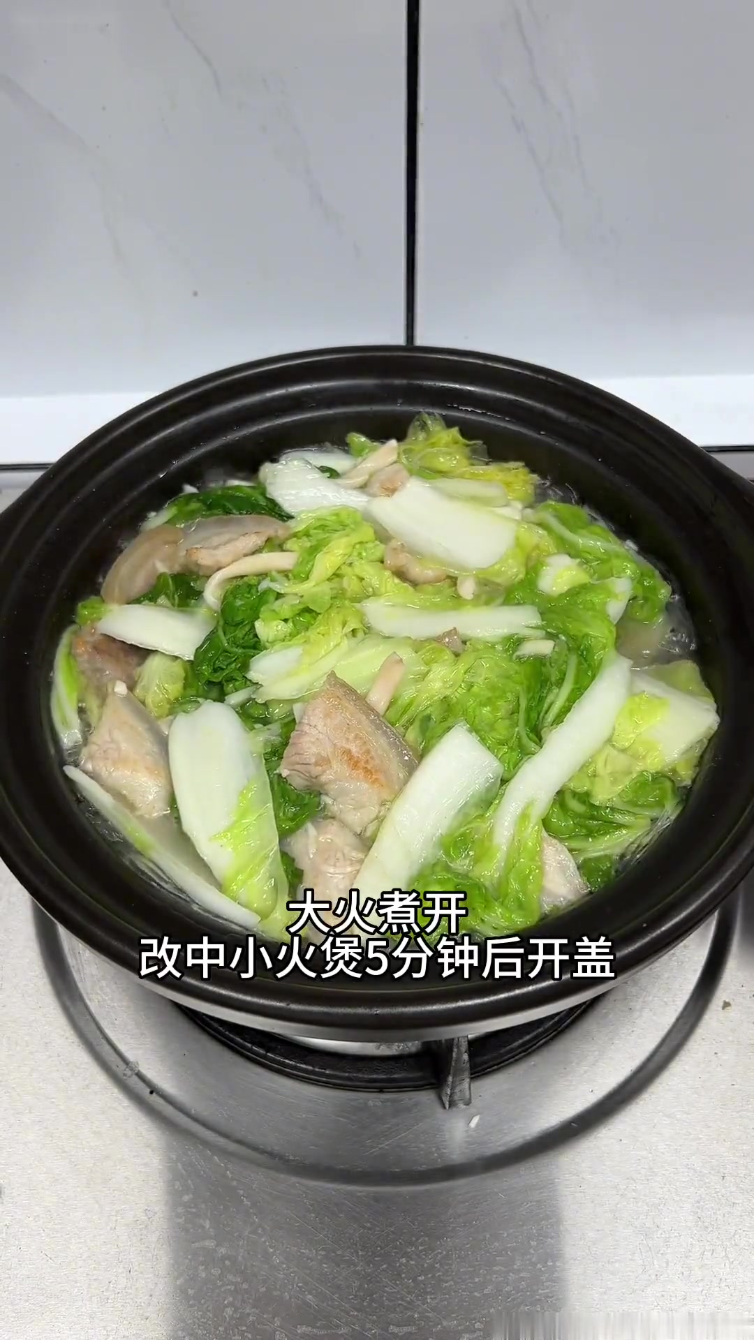 粉丝白菜煲非常好吃，特别是粉丝吸收了鱿鱼煮出来的汤汁很鲜很美味