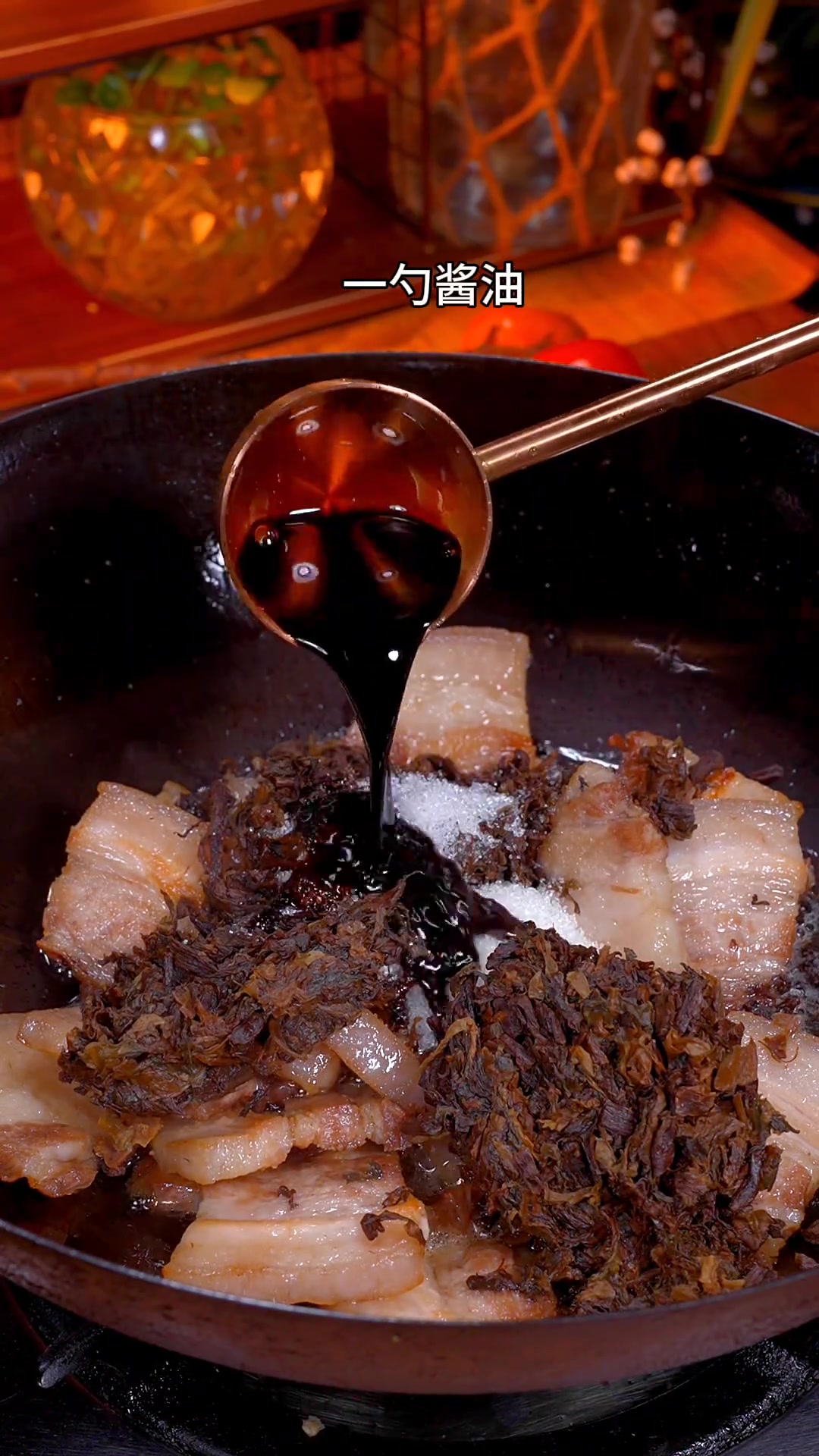 这款梅干菜是按照绍兴本地人的要求加工的,制作工艺也比普通的梅干菜要多十几道,味道更香,颜色